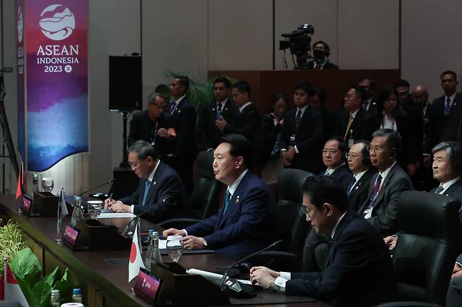 윤석열 대통령이 작년 9월 자카르타 컨벤션센터에서 열린 아세안(ASEAN·동남아시아국가연합)+3 정상회의에서 발언하고 있다. /뉴스1