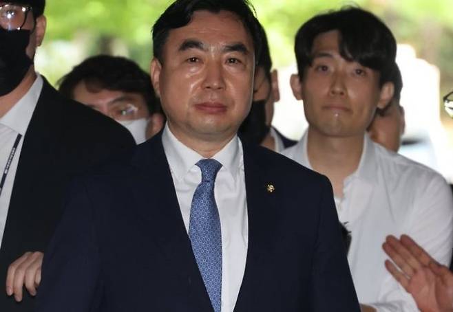 더불어민주당 '전당대회 돈봉투 의혹'의 핵심 피의자인 무소속 윤관석 의원이 지난해 8월 4일 구속 전 피의자 심문(영장심사)을 받기 위해 서울 서초구 중앙지법으로 출석하고 있다. ⓒ연합뉴스