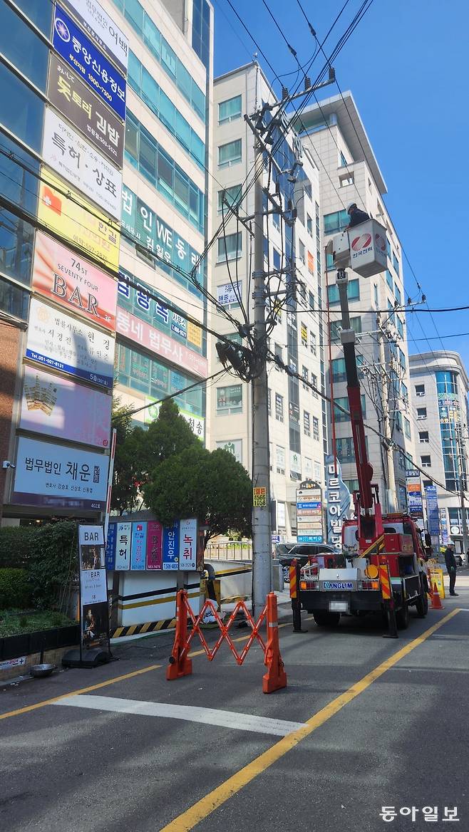 3월 13일 오전 부산 연제구 거제동 부산지검 인근 변호사 사무실 등에 정전이 발생해 한국전력 직원이 출동해 전선 등을 긴급보수하고 있다. 부산=김화영 기자 run@donga.com