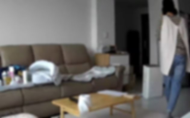 지난달 1일 오전 9시경 강원 홍천의 한 가정집에 산후도우미로 처음 출근한 50대 여성 A 씨가 전화금융사기(보이스피싱) 전화를 받고 조퇴하고 있다. 유튜브 채널 ‘강원경찰’ 영상 캡처