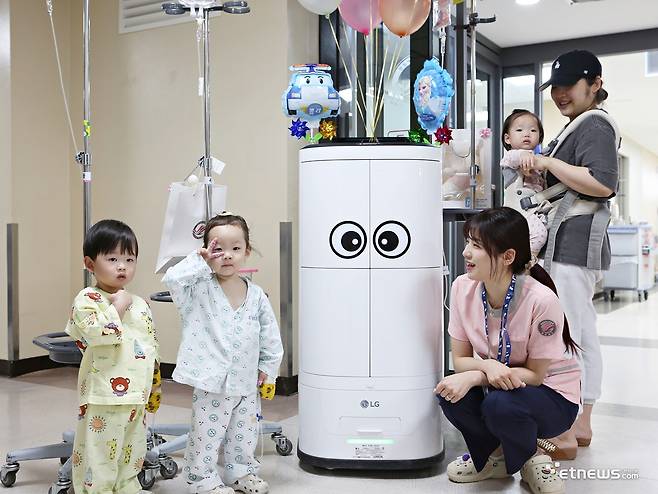 어린이 환우들이 풍선과 스티커로 단장한 로봇, 애착인형 선물을 보고 해맑게 웃고 있다.(제공=한림대 성심병원)