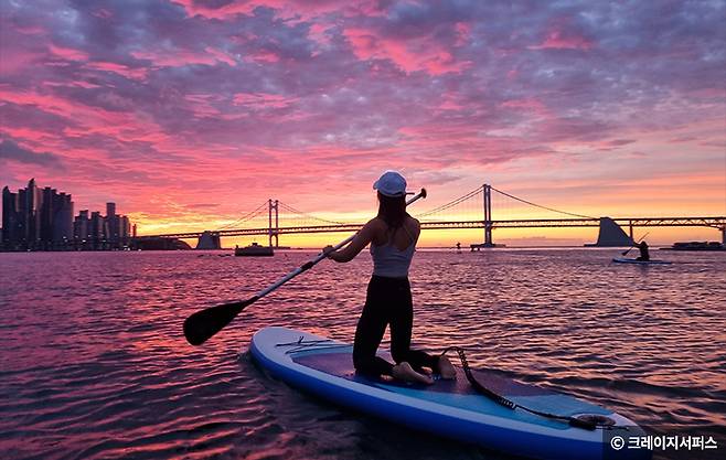 부산서프존. 망망대해에서 힐링의 시간을 보낼 수 있는 광안리 SUP zone에서의 SUP 체험. (사진 = 크레이지서퍼스 제공)