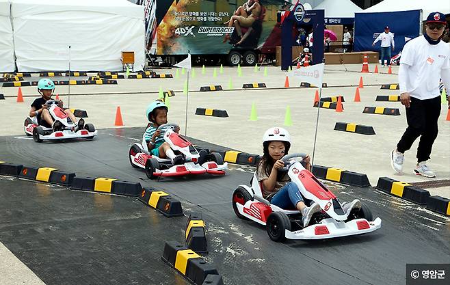 전남영암국제카트경기장. 아이들이 카트를 재미있게 즐기고 있다. (사진 = 영암군 제공)