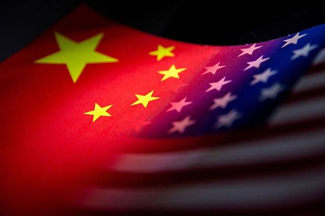 미국 국기와 중국 국기를 나란히 이미지화한 사진. 로이터 연합뉴스