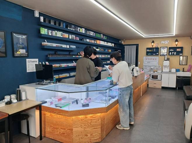 전자담배 판매업소 점검 모습. 강동구청 제공