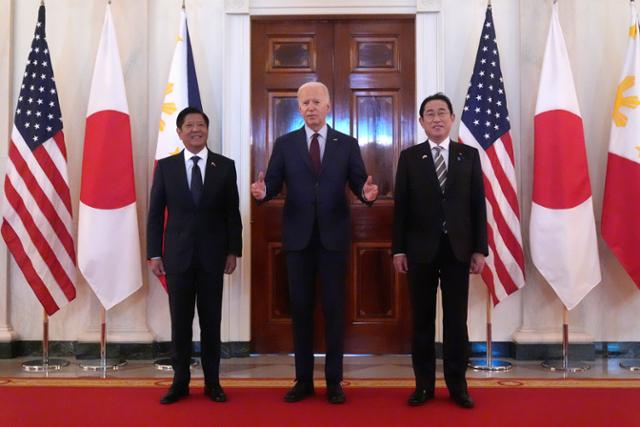 조 바이든(가운데) 미국 대통령이 지난달 11일(현지시간) 백악관 이스트룸에서 열리는 미국·일본·필리핀 3국 정상회의에 앞서 기시다 후미오(오른쪽) 일본 총리, 페르디난드 마르코스 주니어 필리핀 대통령과 기념촬영을 하고 있다. AP 뉴시스