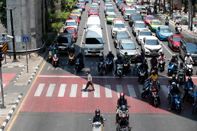 지난달 30일 태국 수도 방콕에서 오토바이 운전자들이 햇빛을 피해 그늘에 정차하고 있다. 1일 방콕의 체감온도는 섭씨 52도까지 올랐다. 방콕=EPA 연합뉴스