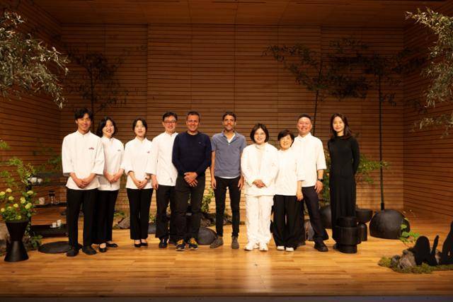 지난달 30일 이틀간의 글로벌 한식 교류 심포지엄 '난로 인사이트'가 끝난 뒤 최정윤(오른쪽에서 네 번째) 난로학원 이사장과 지난해 월드 50 베스트 레스토랑 1위인 페루 리마 센트럴의 비르힐리오 마르티네스(오른쪽에서 다섯 번째) 셰프, 2위인 스페인 디스프루타르의 오리올 카스트로(오른쪽에서 여섯 번째) 셰프 등 주요 연사들이 기념 촬영을 하고 있다. 난로학원 제공