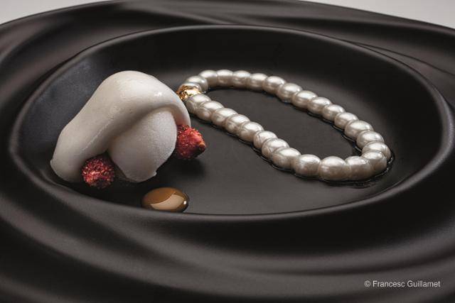 디스프루타르의 메뉴 중 하나. 알긴산염을 활용한 구체화 기법으로 열대과일 리치를 진주 목걸이로 변신시켰다. 디스프루타르 제공