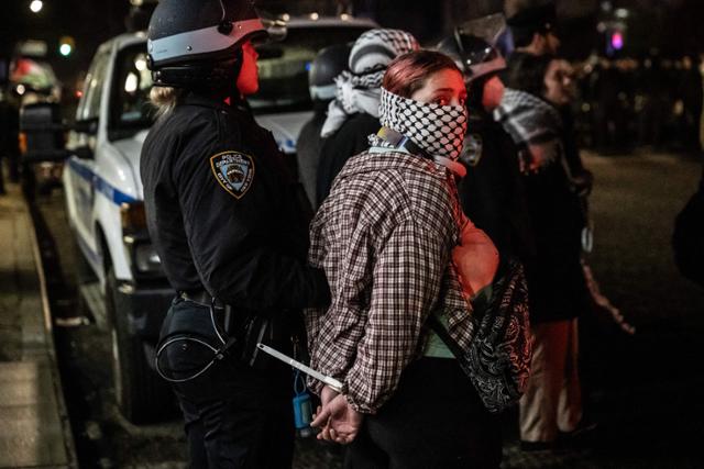 가자지구 전쟁에 반대하며 미국 뉴욕 컬럼비아대 캠퍼스 내에서 반전 시위를 하던 한 학생이 지난달 30일 밤 학교 측의 시위대 해산 요청을 받고 강제 진압에 나선 경찰에 연행되고 있다. 뉴욕=AFP 연합뉴스