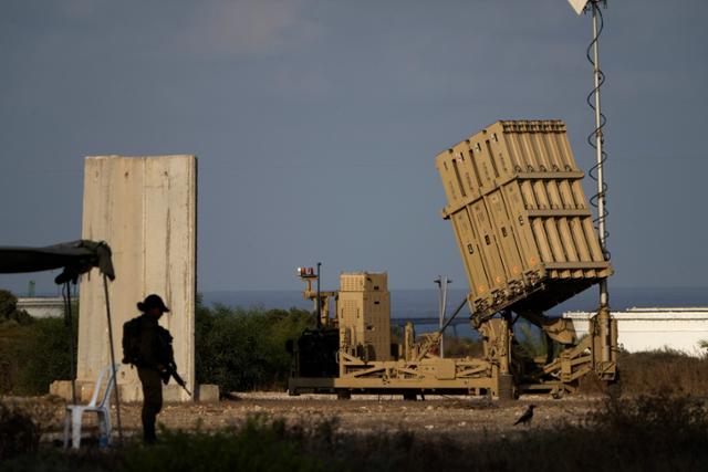 이스라엘 남부 아슈켈론에 배치된 이스라엘의 아이언돔 미사일 방어 시스템 모습. 아슈켈론=AP 뉴시스