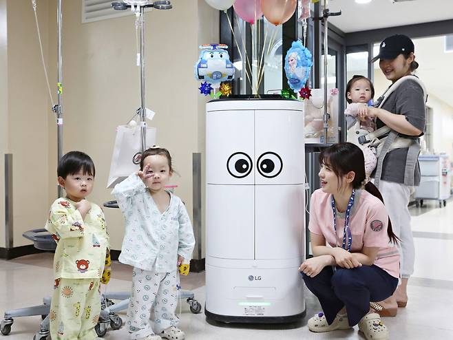 한림대성심병원에서 의료서비스 로봇이 소아병동 환자들에게 어린이날 선물을 나눠주고 있다./사진=한림대성심병원 제공