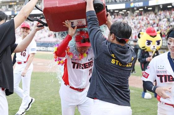 승리를 거둔 이범호 감독에게 물을 뿌리며 축하하는 선수들. [사진 KIA 타이거즈]
