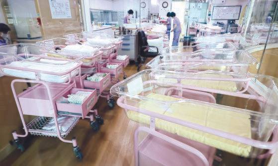 서울의 한 공공산후조리원 신생아실에 일부 요람이 비어 있다. 연합뉴스