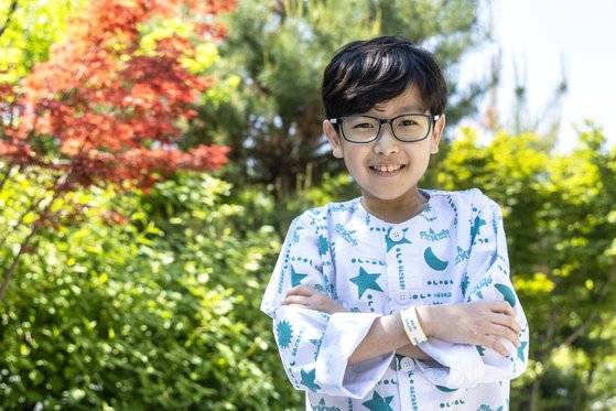 산이가 2일 서울대병원 어린이병원 앞에서 포즈를 취하고 있다. 장진영 기자