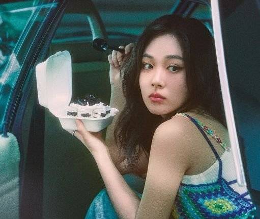 투썸플레이스 '떠먹는 아박' 모델로 발탁된 가수 겸 배우 비비. 투썸플레이스