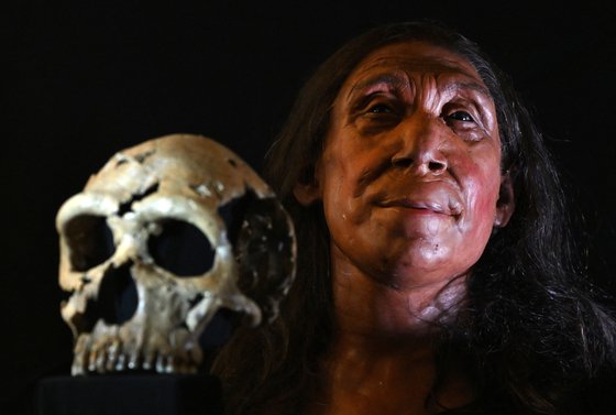 지난달 25일(현지시간) 영국의 연구팀이 7만5000년 전 사망한 것으로 추정된 네안데르탈인 여성 '샤니다르 Z'의 얼굴을 공개했다. AFP=연합뉴스