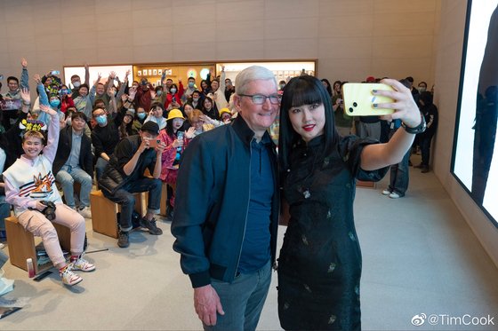 팀 쿡 애플 CEO가 지난 3월 24일(현지시간) 중국 베이징에 있는 애플 매장을 찾아 현지 고객들과 셀카를 찍는 모습. 사진 팀 쿡 웨이보
