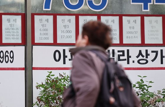 서울 시내 한 부동산 중개업소에 다가구주택·빌라 전세와 월세 매물 정보가 붙어 있다. 연합뉴스