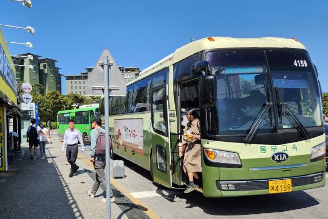 ▲ 동부고속은 3일 서울 강남고속버스터미널을 출발해 강릉 경포해변을 종점으로 하는 노선을 개시했다.