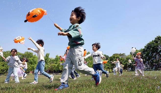 2일 서울 송파구 올림픽공원 한성백제박물관에서 열린 어린이날 맞이 야외 학습에서 어린이들이 뛰어 놀며 즐거운 시간을 보내고 있다./김범준 기자