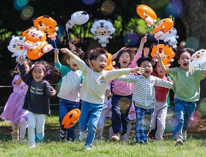 어린이날을 3일 앞둔 지난 2일 서울 송파구 한성백제박물관 앞에서 야외학습을 나온 어린이들이 비눗방울 놀이를 하고 있다. 사진=연합뉴스