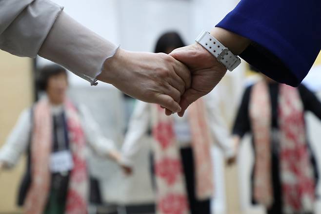 5·18 성폭력 피해자 간담회가 열린 28일 전남대학교 김남주홀에서 참가자들이 치유 프로그램의 일환으로 춤을 추고 있다. 정효진 기자