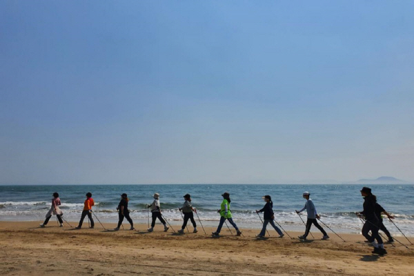 부산 해변에서 참가자들이 노르딕워킹을 즐기고 있다. 부산시 제공