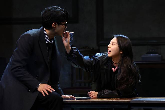 Ahn So-hee (right) performs in the play "Closer." (Newsis)
