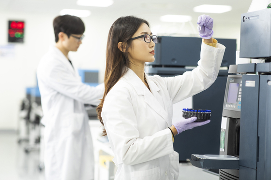 Samsung Bioepis researchers conduct tests at a lab in Incheon. [SAMSUNG BIOEPIS]
