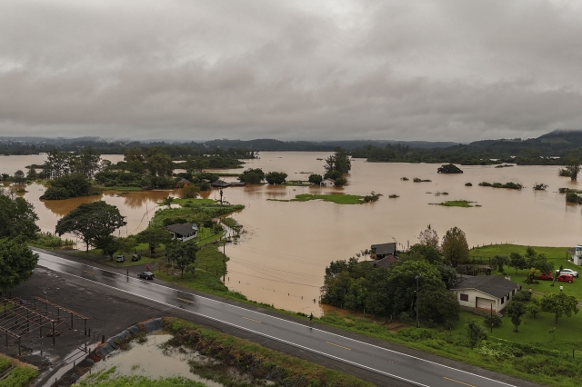 2일(현지시간) 브라질 히우그란지두술주의 한 마을이 폭우로 침수돼 있다. AFP연합뉴스