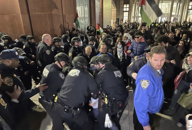 미국 뉴욕시 경찰이 지난달 22일 밤(현지시간) 뉴욕대에서 친팔레스타인 시위에 참여한 사람들을 체포하는 모습. 연합뉴스