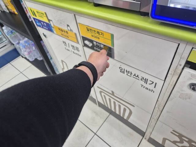 2일 수원특례시 장안구 송죽동의 편의점에서 한 남성이 일회용 전자담배를 버리고 있다. 오민주기자