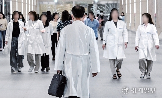 정부의 의대 증원에 반발하는 의대 교수들이 사직서를 제출한 지 한 달째인 지난달 25일 성남시 분당서울대병원에서 한 의료진이 가방을 들고 이동하고 있다. 조주현기자