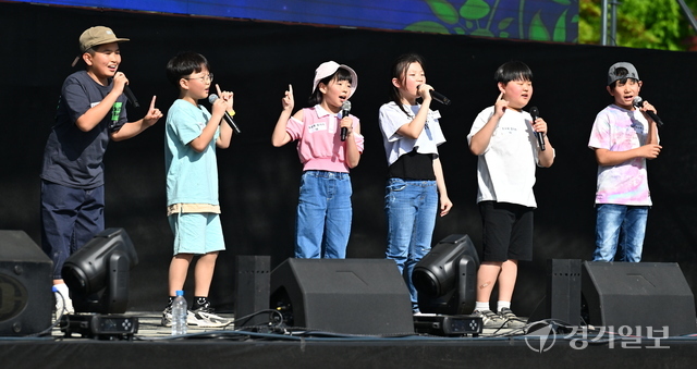 ‘연천 어린이 동요대회’에서 참가자들이 열띤 무대를 펼치고 있다. 홍기웅기자