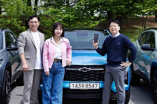 온스타 팀과 트랙스 크로스오버. 왼쪽부터 김덕성 차장, 정세빈 부장, 신승빈 부장  [사진출처=쉐보레]