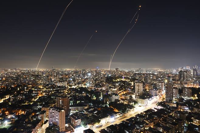이스라엘의 아이언 돔 방공시스템이 4월 5일(현지시간) 이스라엘 중부 가자지구에서 발사된 로켓을 요격하기 위해 발사되고 있다.[사진출처=AP연합뉴스]