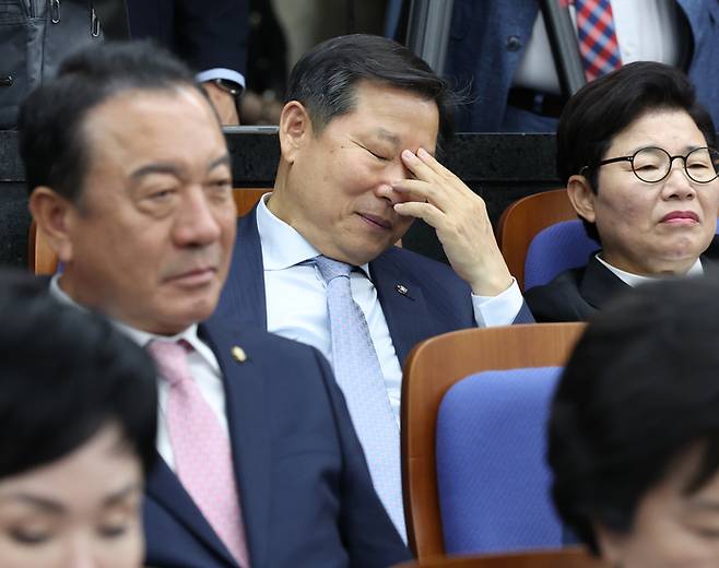 원내대표 출마를 놓고 ‘폭풍의 핵’이 된 이철규 의원이 2일 국회에서 열린 의원총회에서 피곤한 듯 눈을 감고 있다. [뉴스1]