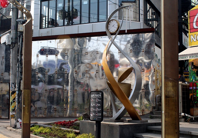퀴논길 초입에 자리한 시계탑 / 사진=정세윤 여행+ 기자