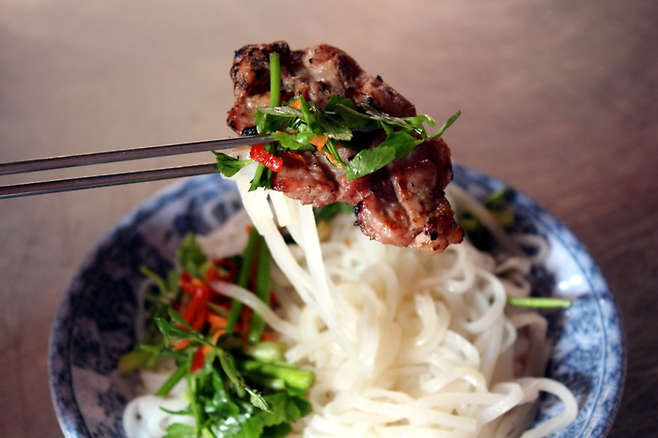 베트남식 돼지갈비와 미나리 비빔 쌀국수 / 사진=정세윤 여행+ 기자