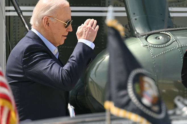 조 바이든 미국 대통령이 30일 (현지시간) 델라웨어주 윌밍턴의 선거 행사에 참석하기 위해 뉴캐슬의 공군 기지에 도착하며 경례를 하고 있다. 2024.05.01  /AFPBBNews=뉴스1