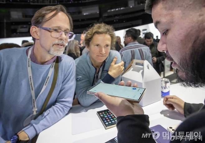 17일(현지시간) 미국 새너제이 SAP센터에서 열린 갤럭시 언팩 행사에서 참석자들이 갤럭시S24 시리즈를 체험하고 있다./사진제공=삼성전자