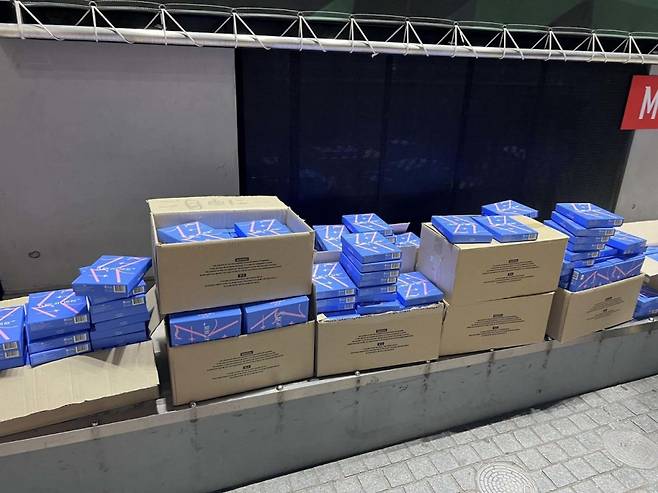 일본 시부야 한 거리에 대량으로 버려진 한국 그룹 세븐틴 앨범. /사진=SNS 갈무리