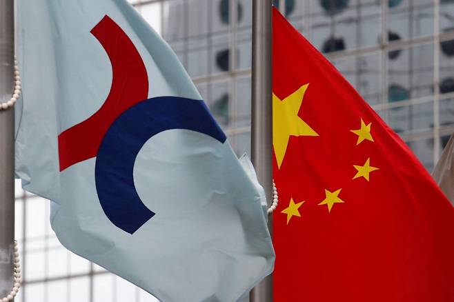 홍콩 증권거래소 깃발과 중국 오성홍기가 게양돼 있다./로이터=뉴스1