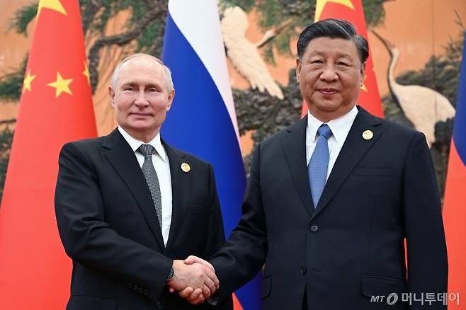 블라디미르 푸틴 러시아 대통령이 이번달 중순 중국을 방문해 시진핑 중국 국가주석을 만날 것으로 알려졌다. 사진은 지난해 10월 베이징에서 푸틴 대통령이 시진핑 중국 국가주석과 양자회담을 가지고 있는 모습. / AP=뉴시스