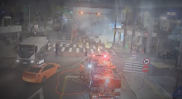 폐지에 불을 지른 남성이 붙잡혔다. 사진은 화재 현장에 출동해 불을 진화하는 소방. /사진=서울경찰 유튜브 캡처