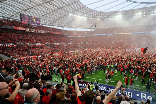 바이어 레버쿠젠이 올시즌 분데스리가 우승을 차지했다. 사진은 지난달 15일(한국시각) 리그 우승이 확정되자 그라운드에 관중이 뛰어든 모습. /사진=로이터