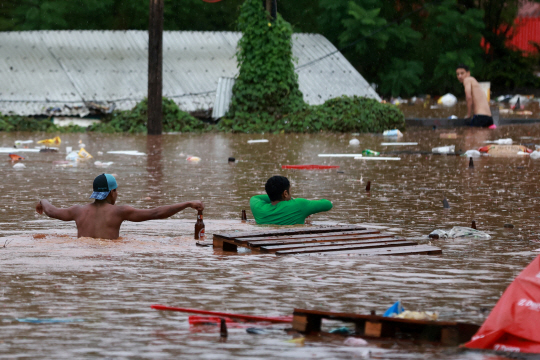 홍수로 주택 등이 침수된 브라질 히우그란지두술주에서 주민들이 대피하고 있다. 로이터 연합뉴스