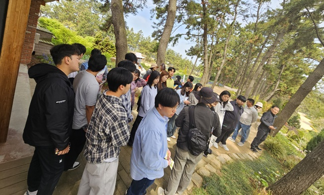 순천대 정원문화산업학과 학생들이 태안 천리포수목원을 방문해 현장 수업을 받고 있다.