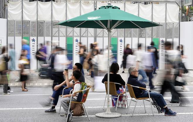 쇼핑객들이 일본 도쿄 긴자의 명품 쇼핑 거리를 지나가고 있다. [EPA]